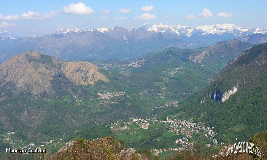 24 Cornalba e la sua falesia. Sullo sfondo la zona Zuccone dei Campelli, Tre Signori, Ponteranica.JPG